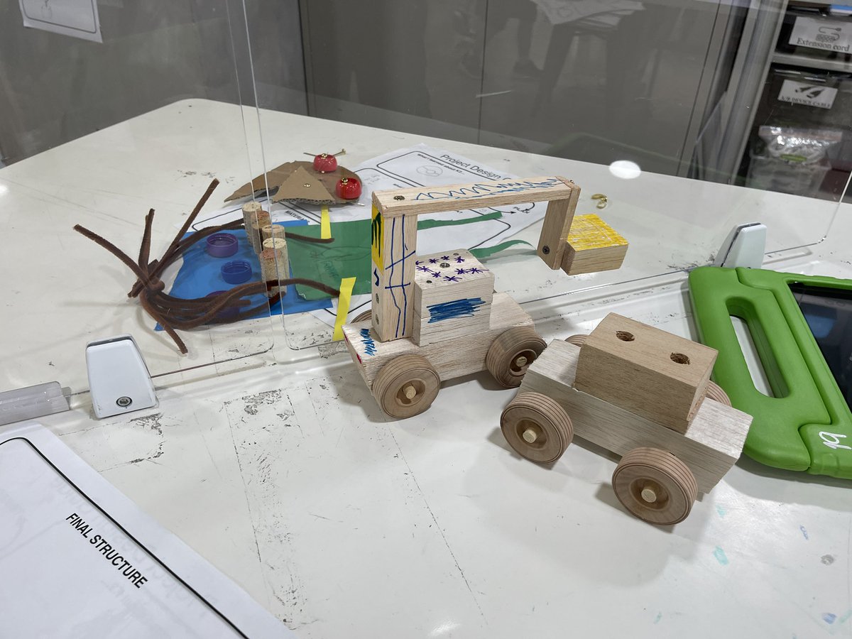 Our Y1 teacher doing an amazing job of helping Ss connect their learning to their actions. ❤️ that our Ss collect data from other Ss and build toys based on this. #SantasWorkshop #ESF #RCHKPYP #RCHKRDC #RCHKSchool #MakerEd #EdTech #StemEducation #STEM #PYPCHAT