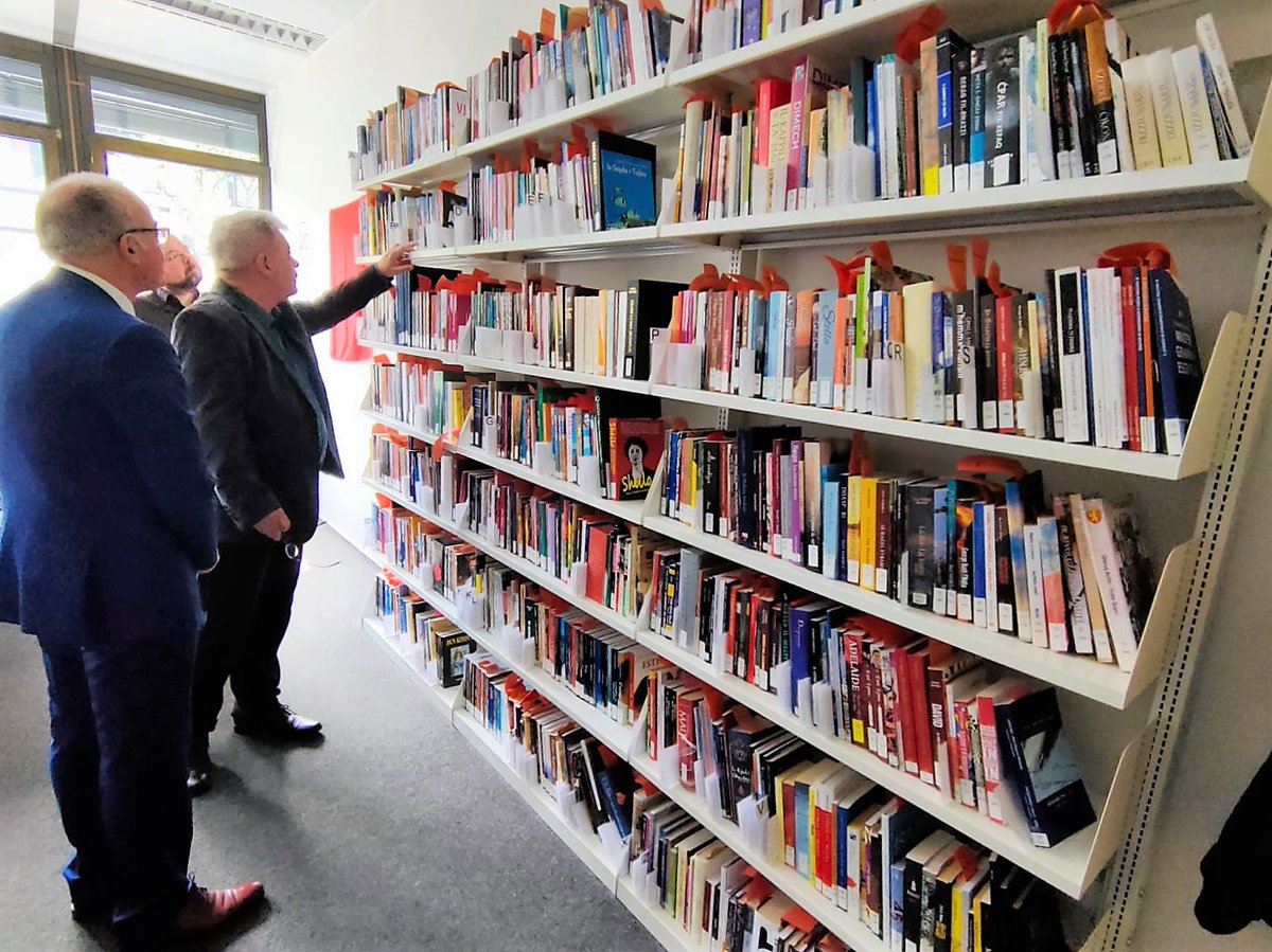 vx64's tweet photo. The Malta Centre at Bremen Uni (jointly supported by @UniBremen & @UMmalta) is a unique academic centre for #MalteseLanguage outside Malta. On 31 May I visited to express support & appreciation to Rector-designate Jutta Günther & Director Thomas Stolz @maltaingermany @MFETMalta https://t.co/0dughOXOvN