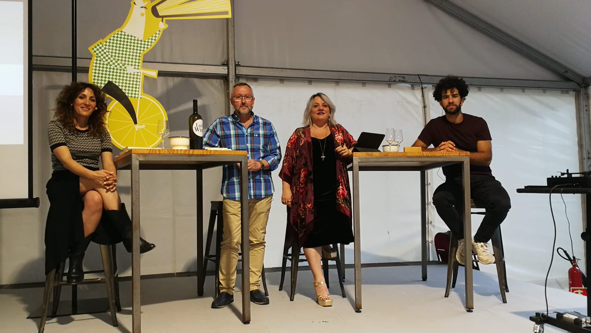 CATALIBROS 2022
Ayer lo pasamos en grande con la compañía de nuestros tres lectores #EnekaMoreno <a href="/jarranzf/">Jesús Arranz</a> y <a href="/DanielGuantes/">Guantes</a>
 
Mezclar dos placeres de la vida siempre es buena idea 😊
#FeriaDelLibro2022 #Leer #lectores #Catalibros <a href="/lustforwine_es/">Lust for Wine</a>