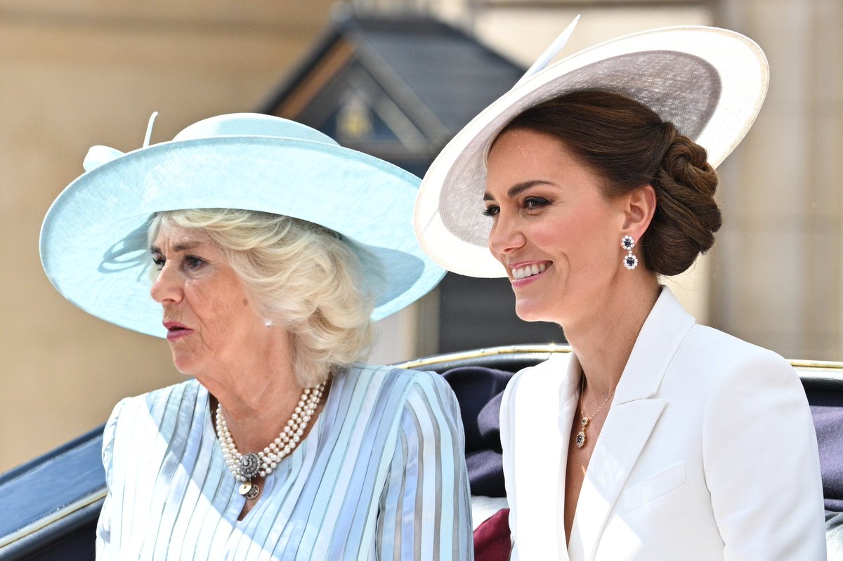 royalfocus1's tweet photo. Prince George makes a carriage appearance alongside Princess Charlotte and Prince Louis and The Duchess of Cornwall and Duchess of Cambridge #troopingthecolour #PlatinumJubilee #DuchessofCambridge #Royals https://t.co/Rfl7hdKJgi