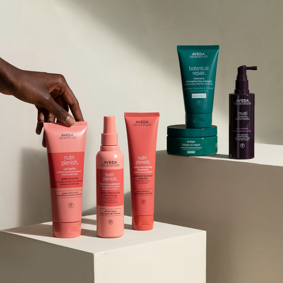 Aveda serileri tatilde de yanınızda! 
En sevdiğiniz saç bakım ürünlerinin seyahat boylarını ve çok daha fazlasını salonlarımızda bulabilirsiniz. 🧳
#Aveda #BotanicalRepair #Invati