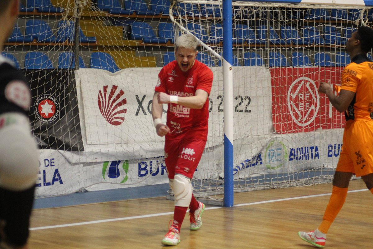 NoiaFutbolSala's tweet photo. ๐ตโ๐ซ ร ver estas fotos e volver a hiperventilar como se fose agora mesmo.
๐คฉ O dรญa no que certificamos a nosa segunda final seguida de Copa Galicia.
#OSentimentoDunhaVila #UnhaParteDeTi https://t.co/6c0YKtUwMm
