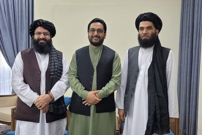 AfghanUrdu's tweet photo. امارات اسلامیہ کی کوششوں سے سابقہ افغان حکومت کے وزیر ٹرانسپورٹ حسن مبارک عزیزی افغانستان واپس آ گئے، افغان سیاسی رہنماؤں کی باعزت کو واپسی کے لئے قائم کئے جانے والے کمیشن کے اعلیٰ حکام نے حسن مبارک کا استقبال کیا
#افغانستان #افغاني https://t.co/bcm48ryIoT