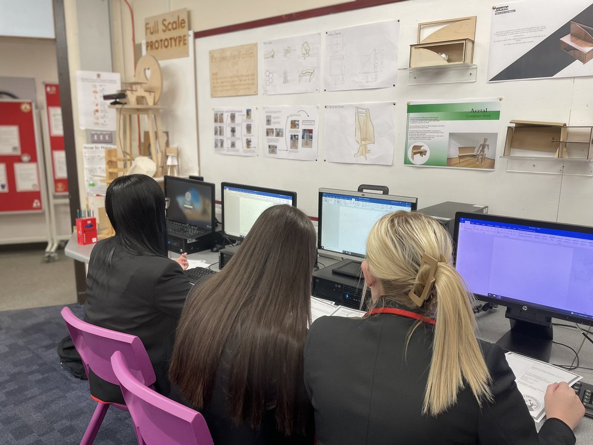 LochgellyHS's tweet photo. Are you DYW Ready? Our New S6 learners areโผ๏ธ Here is a snapshot of some of our S6 Dream Team applying for Work Experience placements at todayโs Induction Day #BuildingSkills #BuildingExperience #BuildingPositiveDestinations https://t.co/WpsQYW0QDc