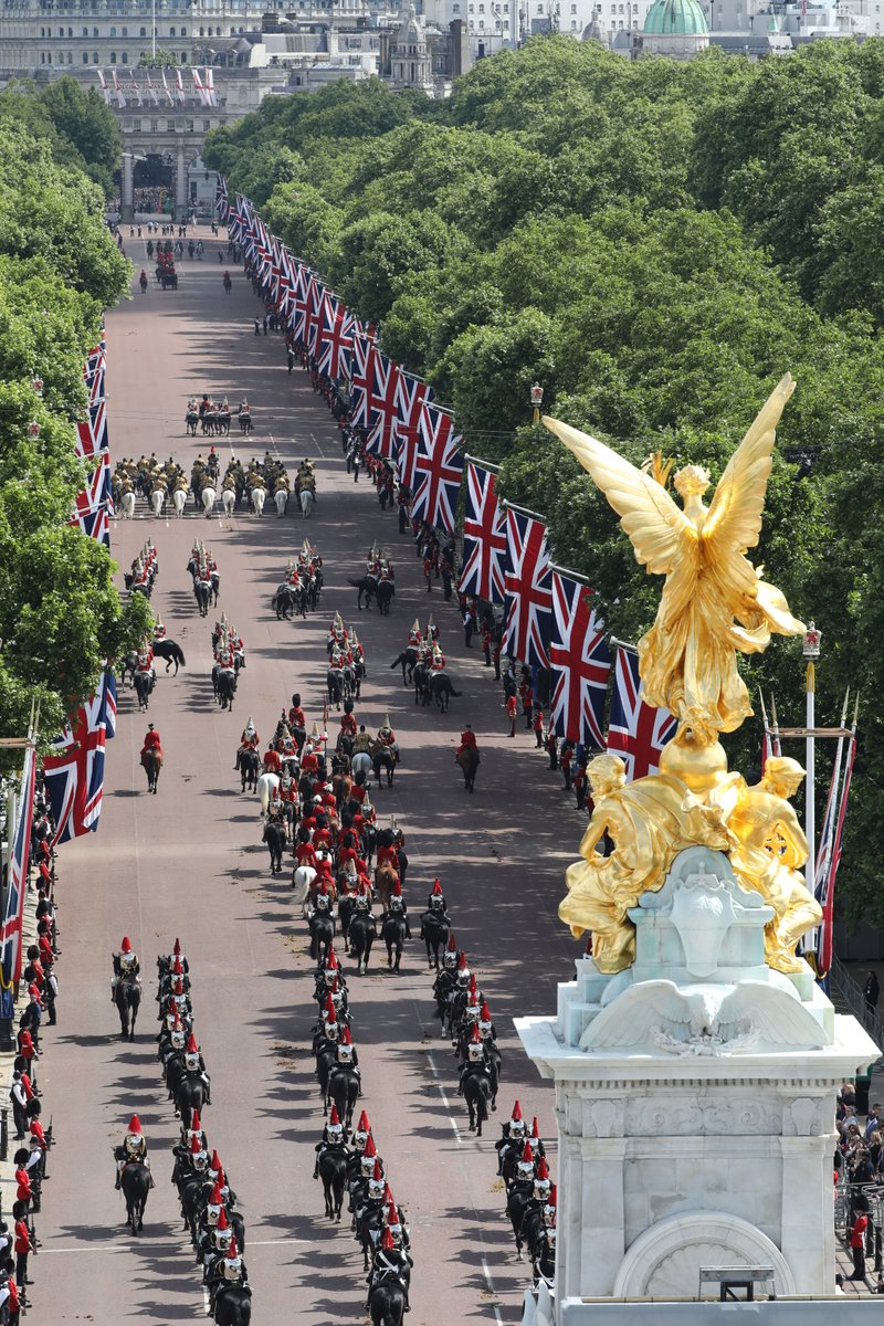 DefenceHQ's tweet photo. 💂 1,500 soldiers and officers
🥁 400 musicians
🐎 250 horses
✈️ 70 aircraft 

The twin result of months of training and centuries of tradition, the Queen's Birthday Parade is a major military spectacle and the start of the #PlatinumJubilee celebrations. https://t.co/Xgye8xsR0v