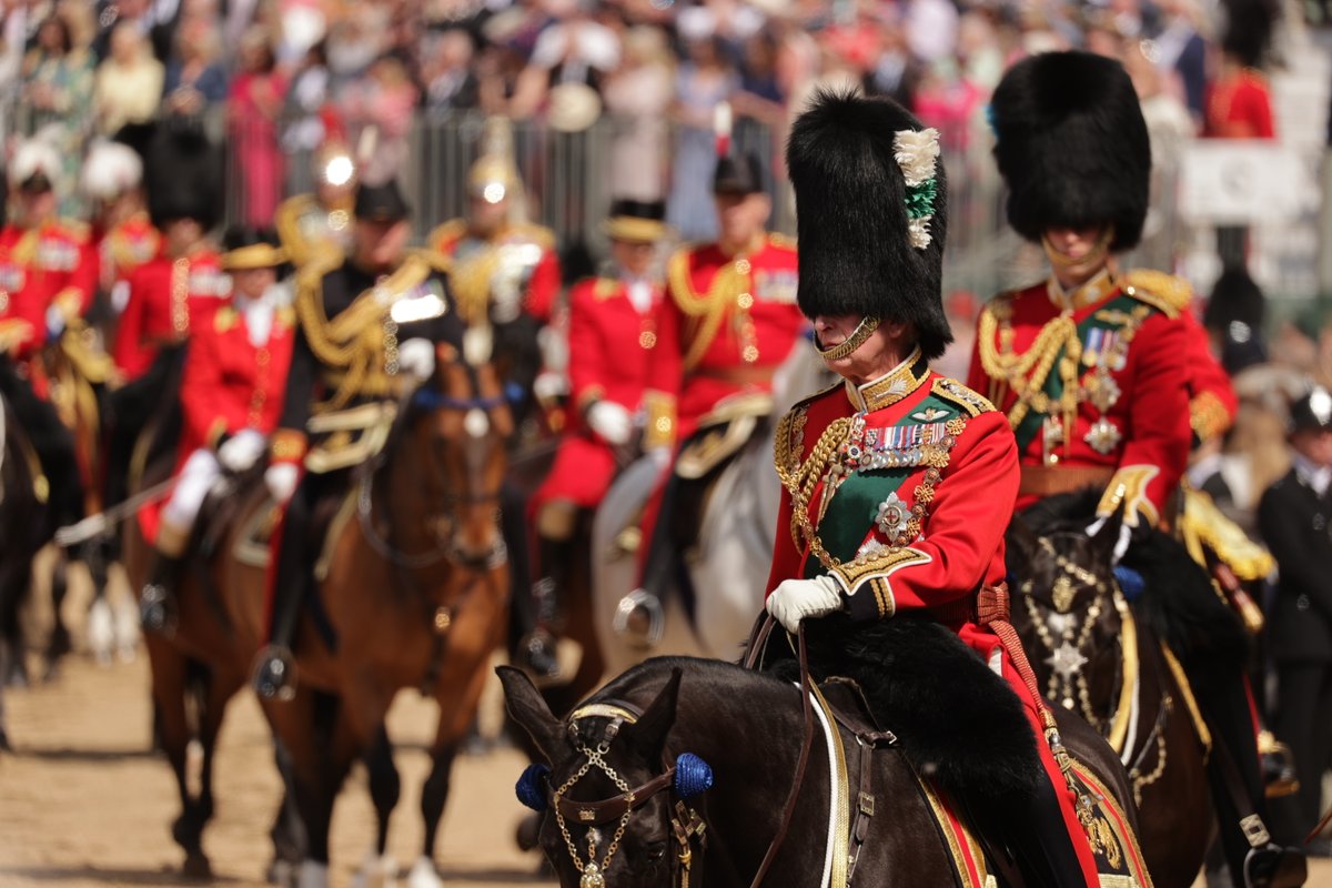 DefenceHQ's tweet photo. 💂 1,500 soldiers and officers
🥁 400 musicians
🐎 250 horses
✈️ 70 aircraft 

The twin result of months of training and centuries of tradition, the Queen's Birthday Parade is a major military spectacle and the start of the #PlatinumJubilee celebrations. https://t.co/Xgye8xsR0v