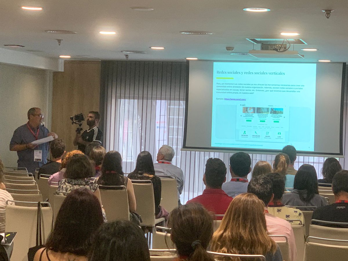 AEFundraising's tweet photo. Ibon @orrantia de @GoodProfitsOn explica en #XXCongresoFundraising cómo desplegar una comunidad online en tu web te ayudará a crecer
“Tener una red propia permite, entre otras cosas, genera tráfico a la propia web” https://t.co/6mioNyVmSk