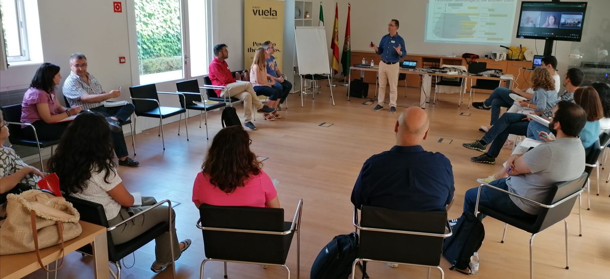 PuntosVuela's tweet photo. Marcos teóricos que son herramientas para la vida! 📲🔦⚙️🌿💪Profesionales de @vuelaGuadalinfo y @consorciofr actualizan conocimientos y testan para @EU_ScienceHub @EU_Commission la baraja de #competencias 
 #entrecomp #digcomp #lifecomp y #greencomp #PrepárateyVuela https://t.co/Gxu16uS5be