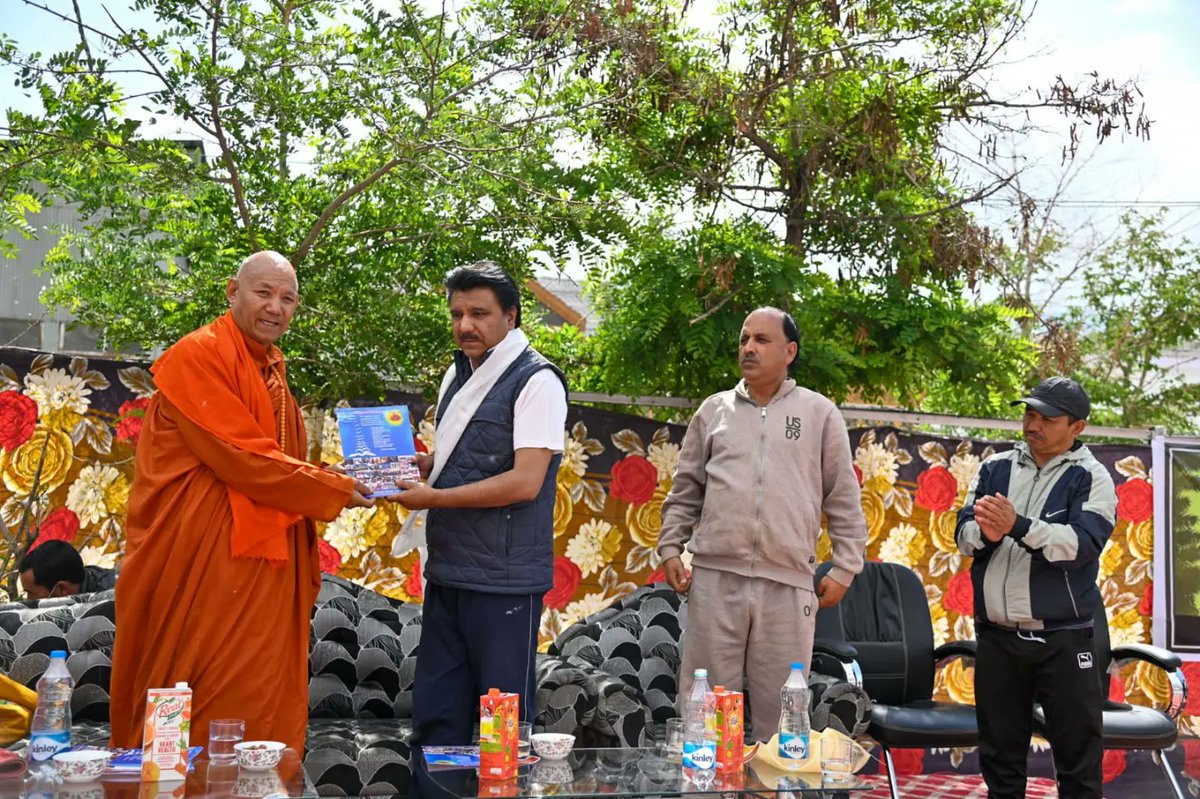 DIPR_Kargil's tweet photo. CEC @FerozKhan_Kgl attends yoga session organized by Education Department,   MIMC Leh

@lg_ladakh @santoshsukhdeve  @Sanghasena_MIMC @moayush @MIMCLadakh @EducationKargil @dse_ladakh https://t.co/VTruNepcso