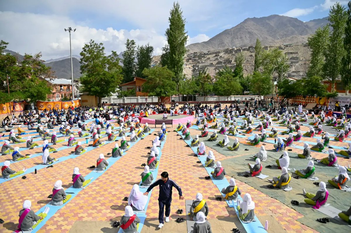 DIPR_Kargil's tweet photo. CEC @FerozKhan_Kgl attends yoga session organized by Education Department,   MIMC Leh

@lg_ladakh @santoshsukhdeve  @Sanghasena_MIMC @moayush @MIMCLadakh @EducationKargil @dse_ladakh https://t.co/VTruNepcso