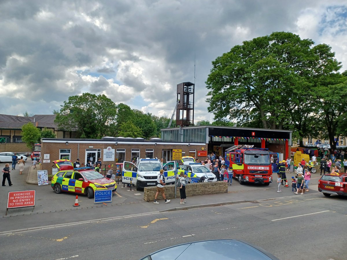 NYP_Craven's tweet photo. Emergency Services Open Day at Skipton Fire Station...

Great to be able to finally engage with our communities again with our good friends from @SKI_NYFRS https://t.co/59d9IWH5dS