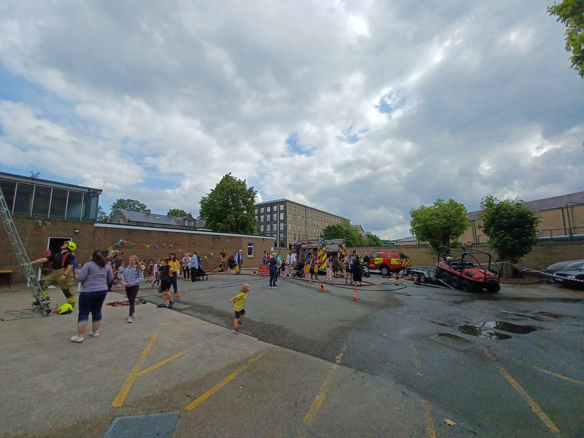 Emergency Services Open Day at Skipton Fire Station...

Great to be able to finally engage with our communities again with our good friends from <a href="/SKI_NYFRS/">Skipton Fire Station</a>