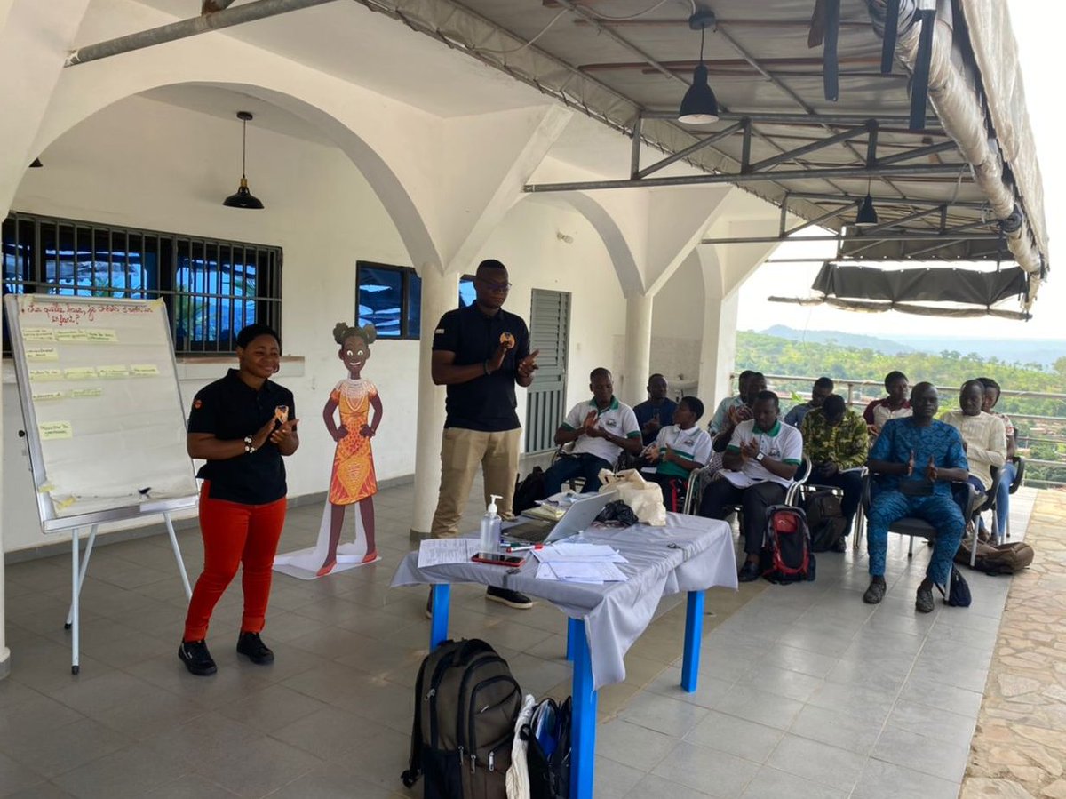 VBGPasMonGenre's tweet photo. Une Causerie "Youth to Youth" 👌🏿🤩
Avec le comité "Les hommes s'engagent" à #Natitingou, nous avons parlé 2 l'implication des hommes comme alliés dans la lutte contre les #VBG, en présence de la délégation @CanadaauBenin, le royaume des pays-bas et les leaders religieux. #He4She https://t.co/9UFJlPmzke