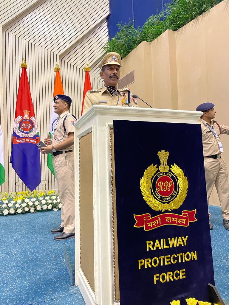 AIRAAAOFFICIAL's tweet photo. Maharashtra / New Delhi :
RPF SI Ramkumar Yadav who is living in kanak nagar of maharashtra was awarded the "President's Medal" in delhi for his commendable work. Ramkumar is currently posted in Mumbai and he is the father of railway apprentice Brijesh Yadav. 
1/2 https://t.co/p4f3oOuNXw