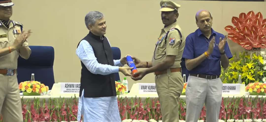 AIRAAAOFFICIAL's tweet photo. Maharashtra / New Delhi :
RPF SI Ramkumar Yadav who is living in kanak nagar of maharashtra was awarded the "President's Medal" in delhi for his commendable work. Ramkumar is currently posted in Mumbai and he is the father of railway apprentice Brijesh Yadav. 
1/2 https://t.co/p4f3oOuNXw
