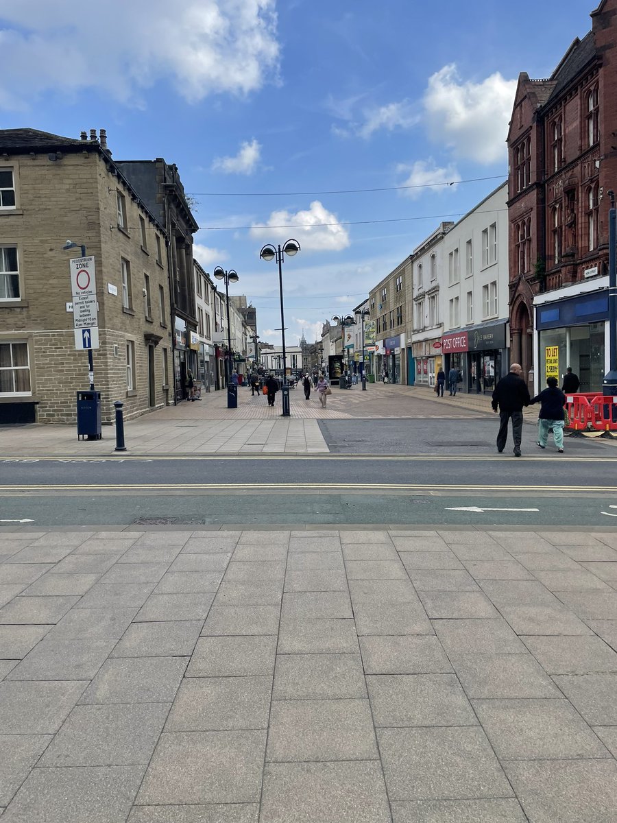 robwoodworth's tweet photo. @KirkleesCouncil disappointed you did nothing in Huddersfield town centre for the jubilee. Not a flag on site #Jubilee #huddersfield #kirklees #JubileeWeekend https://t.co/2pMfwgCmpy