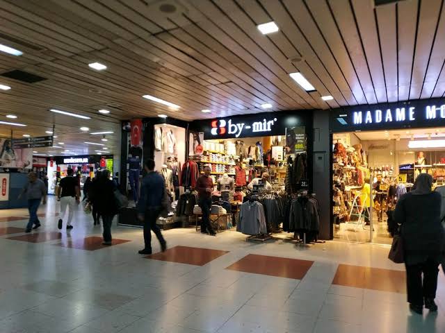 zabuniii's tweet photo. Ankara metro altı

+ abi şu eşofman ne kadar?  
- 140 tl
+ tamam kolay gelsin
- 35 tl olur alacaksan https://t.co/p5AnNvWtv0