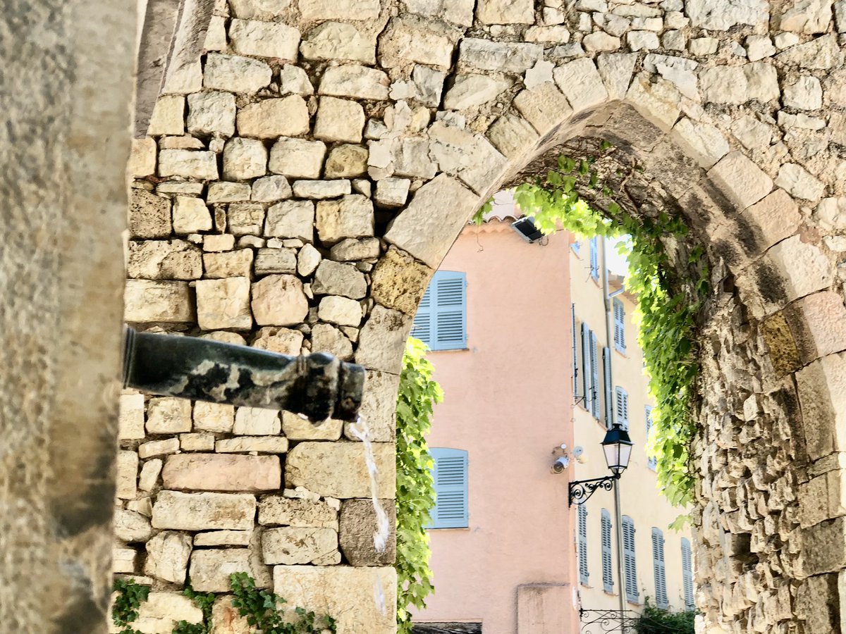 A Seillans, (Var) la source du Baou Roux qui alimente 400 habitants ne coule plus. Le forage a touché le fond de la nappe. 2 camions enchaînent les rotations pour remplir un réservoir. Un arrêté restreint la conso à 150 L/hab/j. 
#secheresse 
#dontlookup 

✍️  <a href="/20Minutes/">20 Minutes</a>
