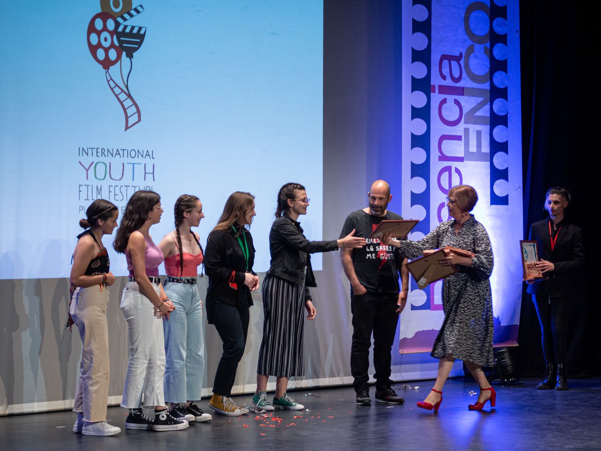 Encorto_24's tweet photo. Premiados 9th International Youth Film Festival. Entrega los premios Anabel Beltrán miembro del jurado. ¡Enhorabuena!
#cineyeducacion #iyff #plasencia #extremadura https://t.co/KtPQHHnhI0
