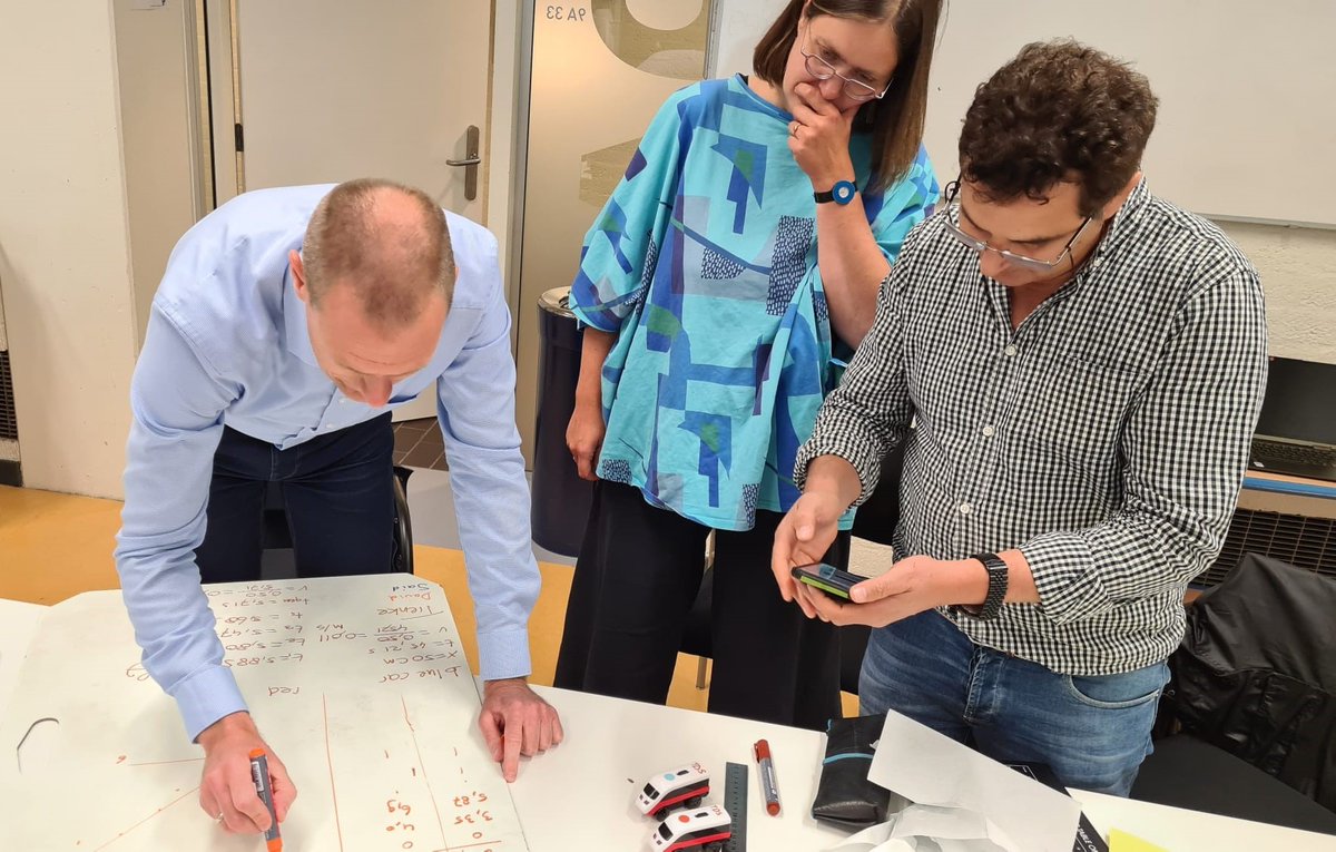 Docenten en vakdidactici natuurkunde uit het hele land verkennen de didactiek Modeling Instruction. Dit is een vorm van onderzoekend leren waar in de VS veel mee gewerkt wordt.