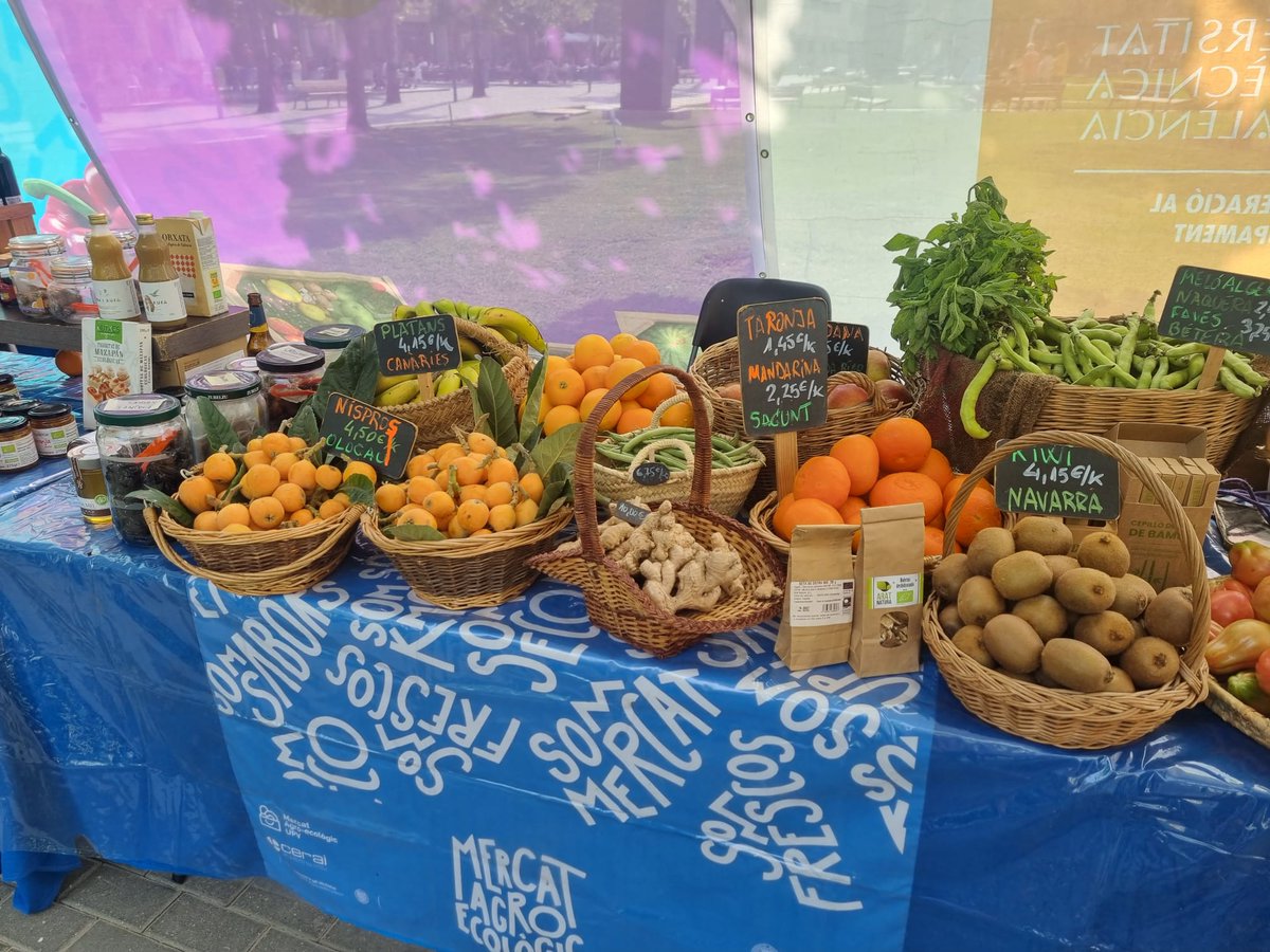 mueamaupv's tweet photo. Los jueves son de Mercado Agroecológico 😃 Uno de los últimos para este curso 😯 así que aprovechad para llenar vuestras despensas con los productos de la #huertavalenciana 🍊
#consumoresponsable #huertaecologica #alimentacionsostenible #MercatUPV #MUEAMA https://t.co/WtmUBrhi7m