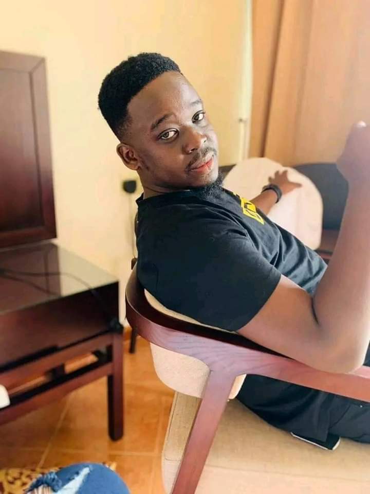 rarrigz's tweet photo. #KingSeries #episode2: Bruno Kyamukaaga aka King says 'Queen' Tina stalked him on social media (Tinder), sent her pics up to paying a hotel room for friendly matches.
"She went to Lichi hotel in Kisaasi and paid (shs170k for each night) way before we even met. https://t.co/0mNR6OYX4M