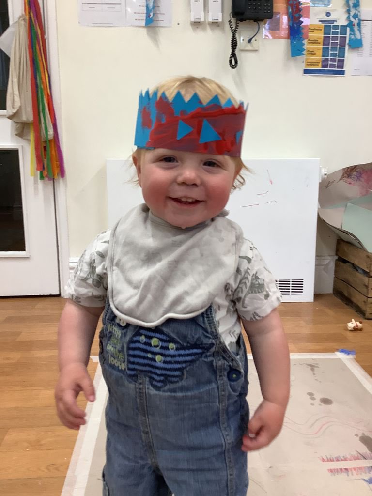 shiresnap's tweet photo. Once they were made the babies loved trying on their creations!😁👑 https://t.co/5CXAZu7n8c