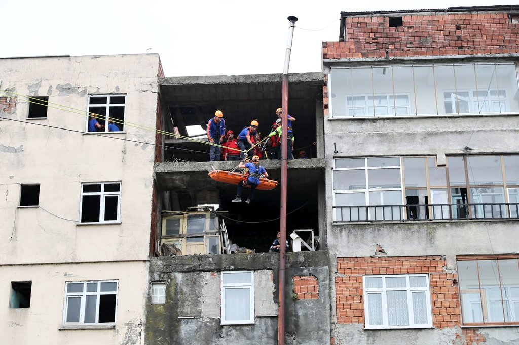 #2022AfetTatbikatYılı kapsamında Trabzon'da gerçekleştirdiğimiz Sel Taşkın Tehlikesi Erken Uyarı Tatbikatı devam ediyor!

Tatbikatta;

👮🏻‍♀️👷🏻‍♂️🧑🏻‍🚒 AFAD, kamu kurumları, STK’lar ve AFAD Gönüllülerinden toplam 1.200 personel ile

🚒🛥🚁 405 kara, deniz ve hava aracı 

görev alıyor.