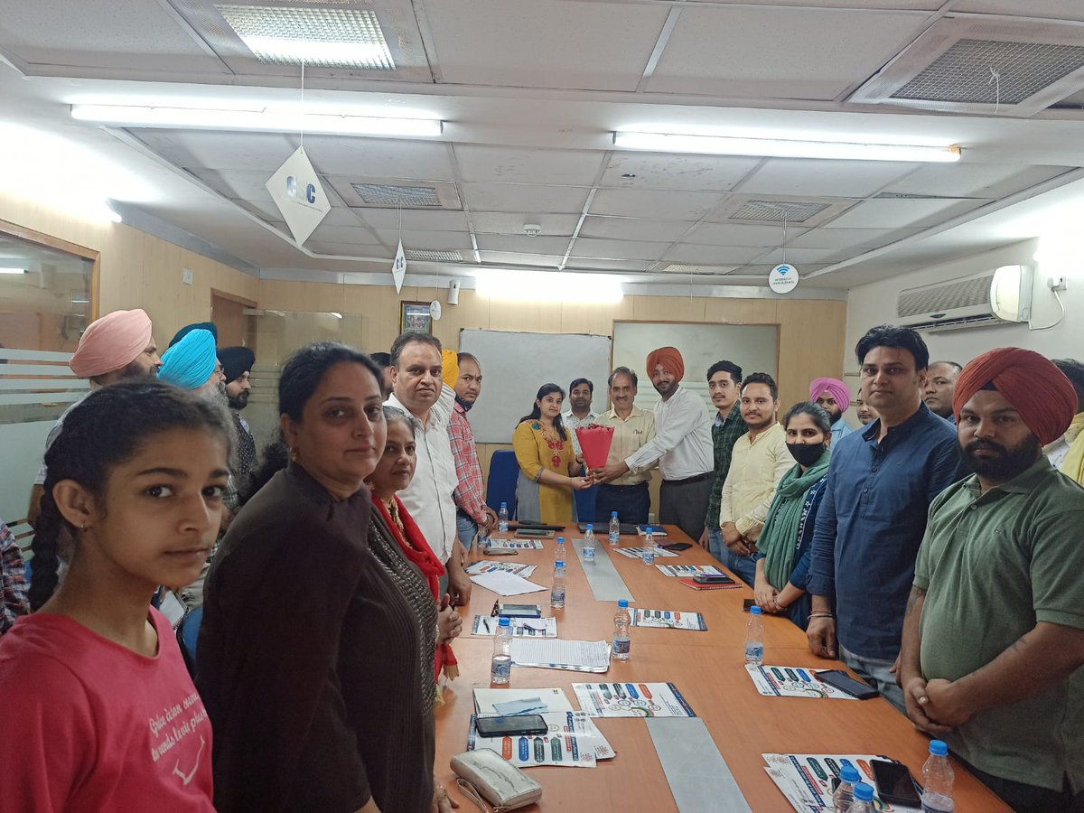 ChandigarhCsc's tweet photo. CSC Aadhaar UCL Training for Chandigarh &amp; Mohali UCL conducted at CSC Regional Office Sector 17 in the august presence of Deputy Director UIDAI Prem Thakur Sir and Deputy Director UIDAI Taruna Ma'am. @CSCegov_ @dintya15 @ceo_csc @avnishtyagi @Bhupind51762233 https://t.co/deeAPauXmB