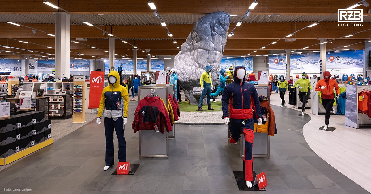 Flach und flexibel: TX-Move: bit.ly/3N4feQU
Der 90° schwenkbare MultiLumen-Stromschienen- und Einlege-Strahler setzt Waren aller Art optimal in Szene.