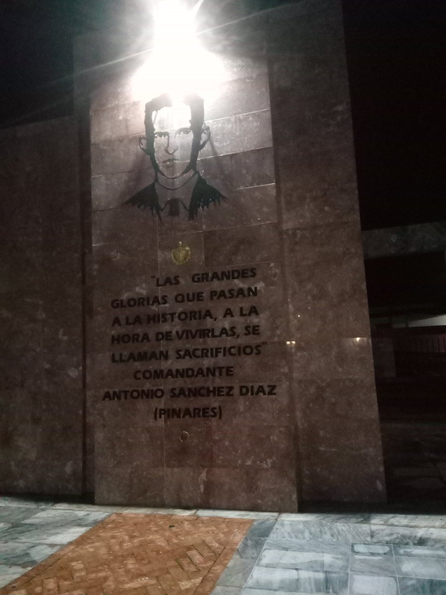 castro_yudalis's tweet photo. Iniciamos esta mañama depositando una ofrenda floral a nuestro patriota insigne el Comandante Antonio Sánchez Dias "Pinares" #PinardelRio #CubaViveEnSuHitoria #ComandantePinares https://t.co/00bzyld5Us