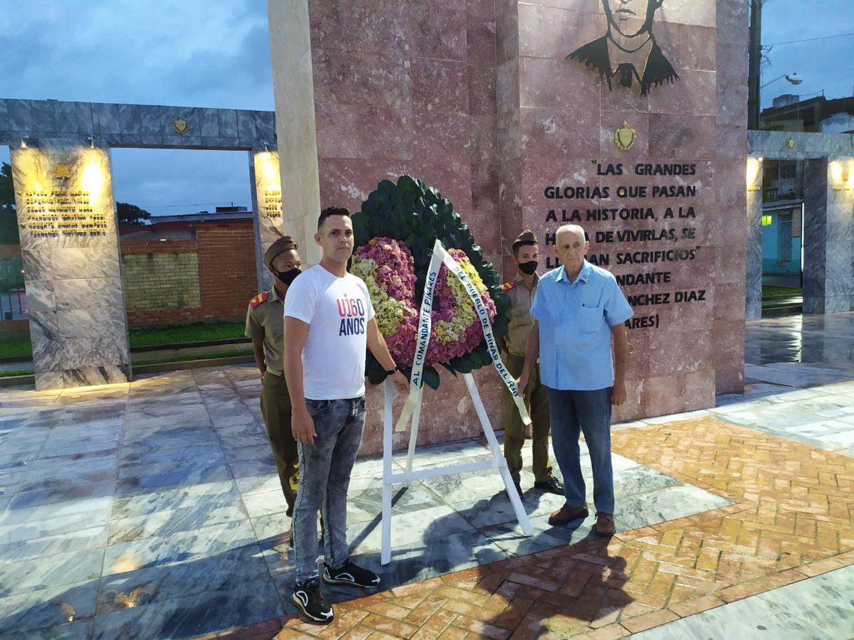 castro_yudalis's tweet photo. Iniciamos esta mañama depositando una ofrenda floral a nuestro patriota insigne el Comandante Antonio Sánchez Dias "Pinares" #PinardelRio #CubaViveEnSuHitoria #ComandantePinares https://t.co/00bzyld5Us