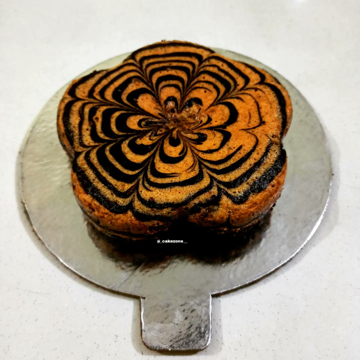 cakezone__'s tweet photo. Eggless ๐
Beautiful design in dry cakeโค๏ธ
.
.
#drycake #chocolate #chocolateheaven #marblacake #chef #bakers https://t.co/pTRVbYQITN