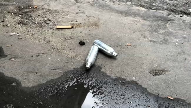 BFMLittoral's tweet photo. "Si j'avais continué, j'aurais terminé en fauteuil roulant": un Lillois raconte son addiction au protoxyde d'azote
https://t.co/eBSi5zeDLC https://t.co/KWit3UqWvz