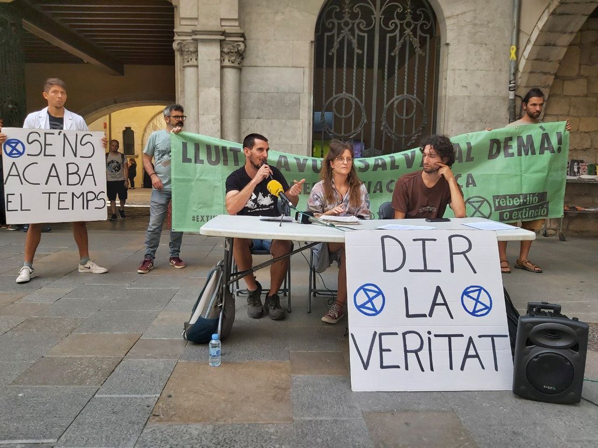 XRGirona's tweet photo. Hem DENUNCIAT i EXIGIT DEPURAR RESPONSABILITATS a @girona_cat i @MartaMadrenas per un fet MOLT GREU I NEGLIGENT:
Mentir deliberadament a la ciutadania, amb dades fraudulentes, per justificar la [no] acció climàtica de l'ajuntament. 

Aquí el comunicat👇
https://t.co/pguEYUGTAN https://t.co/0y1CIEPuFQ