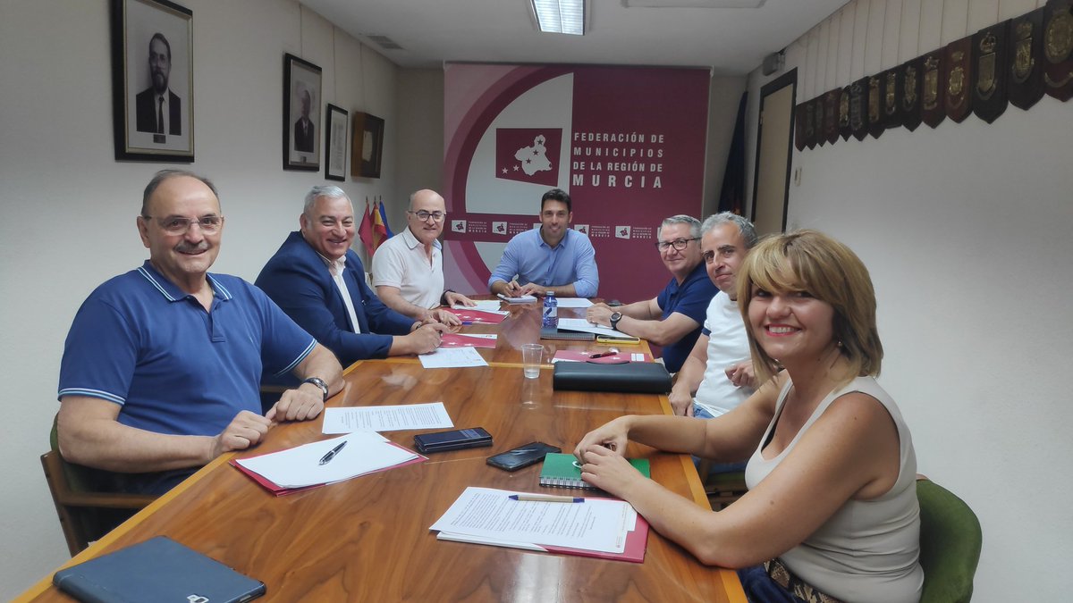 Hoy en la MGN de <a href="/FMRdeMurcia/">FMRM</a> para tratar temas vitales en <a href="/UGTSPMurcia/">UGT Servicios Públicos Región de Murcia</a> y ayuntamientos 
Desde <a href="/UGTSPMurcia/">UGT Servicios Públicos Región de Murcia</a> pedimos:
📢Tambien la Ley de Emergencias👩🏼‍🚒 en la región sin dejar fuera a: <a href="/BomberosCEIS_RM/">Bomberos Región de Murcia - CEIS</a> <a href="/BomberosMurcia/">Bomberos Murcia</a>
<a href="/BomberosCT/">bomberos CT</a> 
<a href="/JoseJuanGonzle6/">Jose Juan González Salas</a> explica situación
<a href="/regiondemurcia/">Gobierno de la Región de Murcia</a>