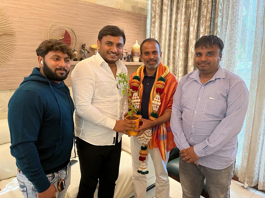 JagdishRChandra's tweet photo. ಸ್ವಾತಂತ್ರ್ಯದ ಅಮೃತ ಮಹೋತ್ಸವದ ಈ ಸುಸಂದರ್ಭದಲ್ಲಿ ಬಿಜೆಪಿ ಯುವ ಮೋರ್ಚಾದ ವತಿಯಿಂದ ಸಾಧಕರನ್ನು ಗುರುತಿಸಿ, ಸನ್ಮಾನಿಸುವ ಅಭಿಯಾನ ಕೈಗೊಂಡಿದ್ದು, ಮೌಂಟ್ ಎವರೆಸ್ಟ್ ಶಿಖರವನ್ನೇರಿದ ಕರ್ನಾಟಕದ ಮೊದಲ ಸಾಹಸಿ, ರಾಜರಾಜೇಶ್ವರಿ ನಗರದ ಹೆಮ್ಮೆಯ ನಿವಾಸಿ ಶ್ರೀ @sunileverester ಅವರ ಮನೆಗೆ ಇಂದು ಭೇಟಿ ನೀಡಿ ಸನ್ಮಾನಿಸಲಾಯಿತು. https://t.co/O20fAz9mfK