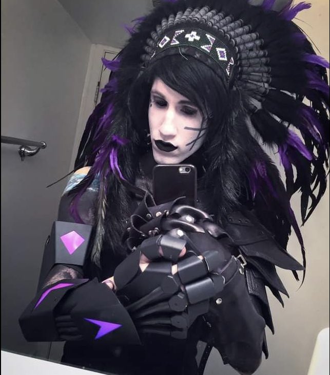 Violet6913's tweet photo. Very strange,I came up with 3 dolls that I will sew for sale. One of them is the Raven King.The image almost formed in my head,asYouTube offers me this guy's channel.Strange coincidence,but I don't believe in them.Amazing guy 🖤💜 Thanks Richie for the inspiration😊#SocialRepose https://t.co/drsv3gkvDm