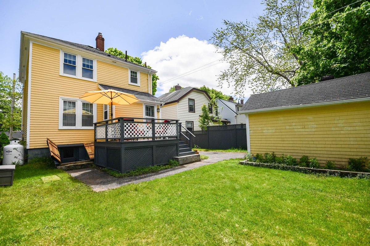 ElizabethHFX's tweet photo. Location and character are abound in this beautiful West End Halifax home. If you wish to be near all the downtown activities and amenities then this is the place for you. What a wonderful investment at 699K! #6331Vienna #WestEnd #mls #downtownrealestate #yhzrealestate https://t.co/sem2XTt9hF