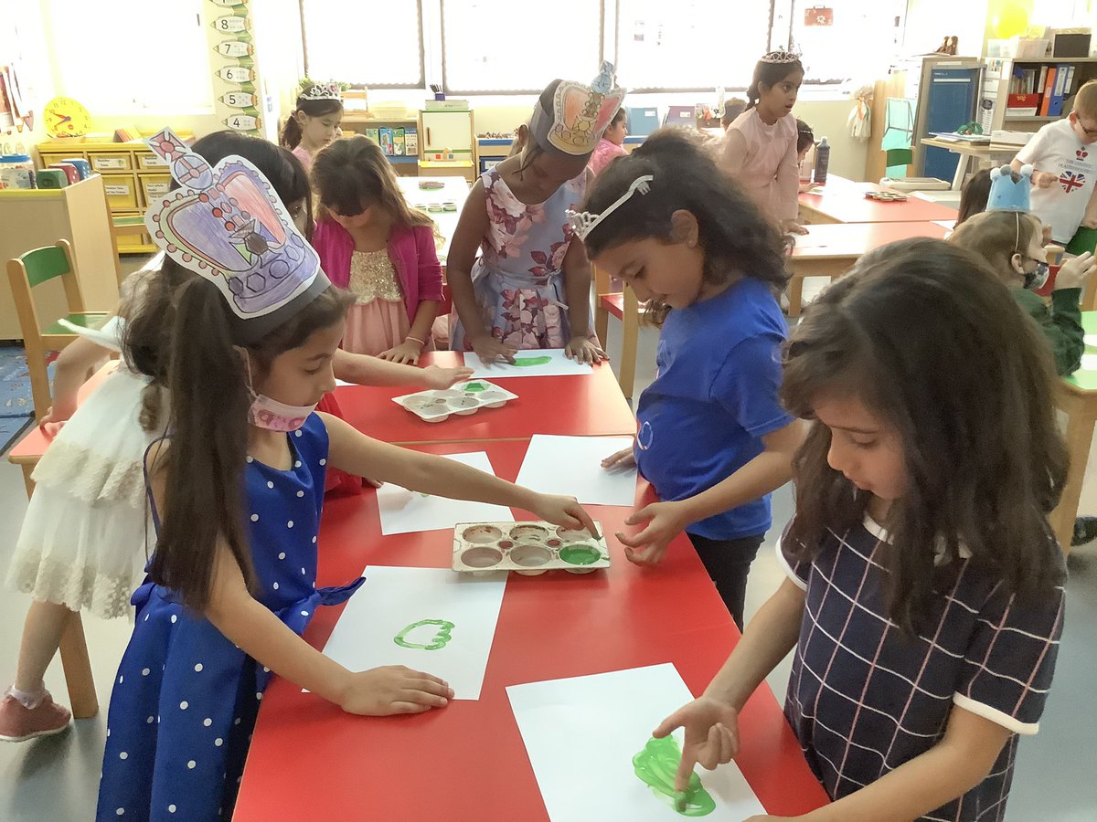 RGSGQ_Yearone's tweet photo. We had so much fun today painting a sea turtle with our fingers. https://t.co/9fbCXtG3nr
