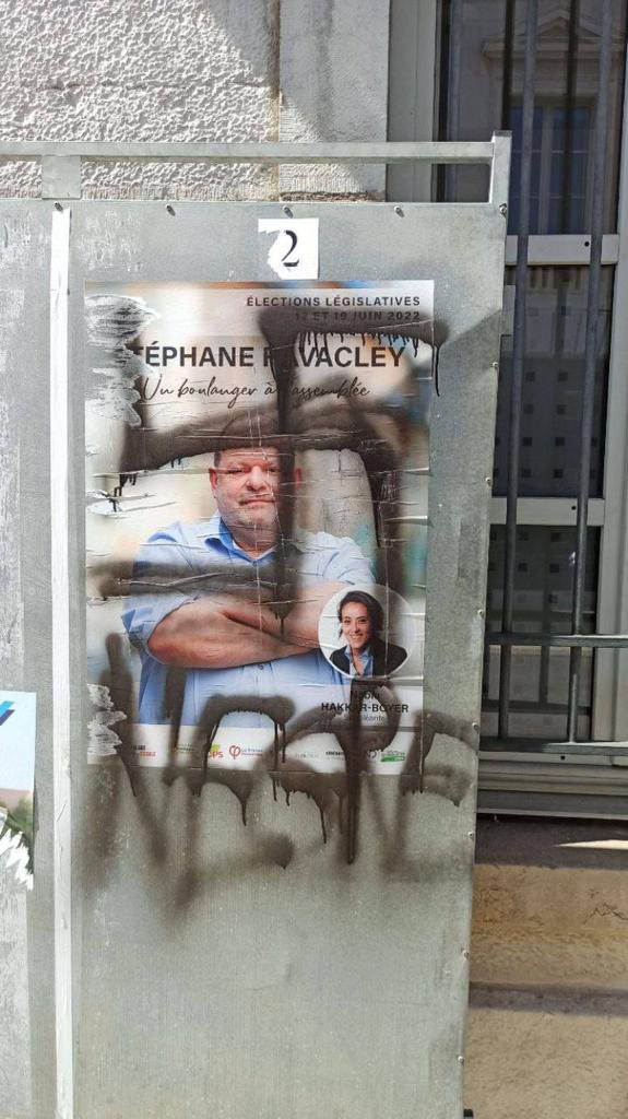 RavacleyS's tweet image. Une croix gammée et le mot « nègre » sur mon affiche de campagne. Jamais je ne céderai à la haine. Je continuerai à prôner l’ouverture et la solidarité. Nous allons porter plainte. #legislatives2022 #nupes #unboulangeralassemblee