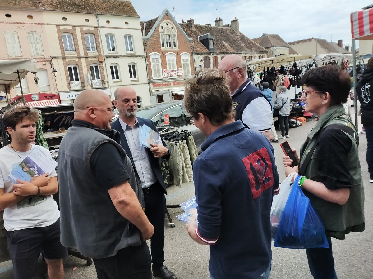 Équipe <a href="/Reconquete_off/">RECONQUÊTE !</a> face à équipe  #Blanquer 
Votez enraciné! Alexandre Cuignache.
Halte au parachutage sauvage! 
#BlanquerParachutage