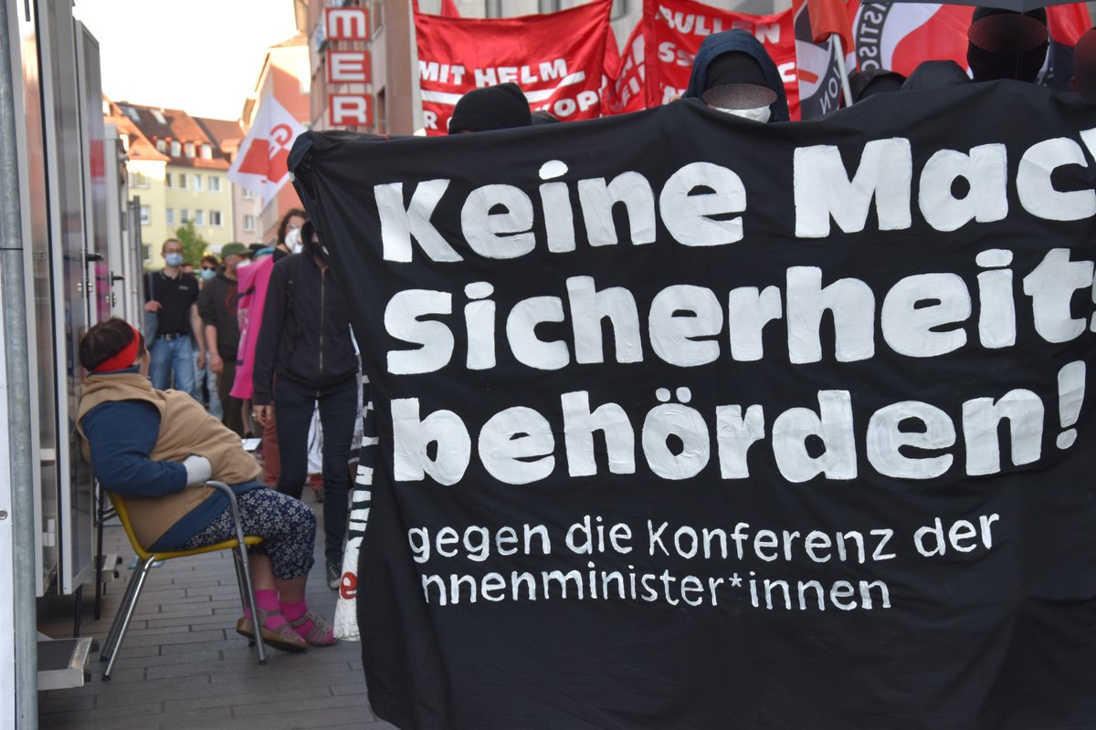 ThomasPWue's tweet photo. 1⃣ Am 01.06.22 demonstrierten ca. 210 TN unter anderem gegen Repressionen durch Sicherheitsbehörden wie Polizei oder Verfassungsschutz, ihre Beteiligung bei der Verschleierung von Mord oder strukturellem Rassismus.

#wue0106 #NoIMK https://t.co/1Woe2qi86b