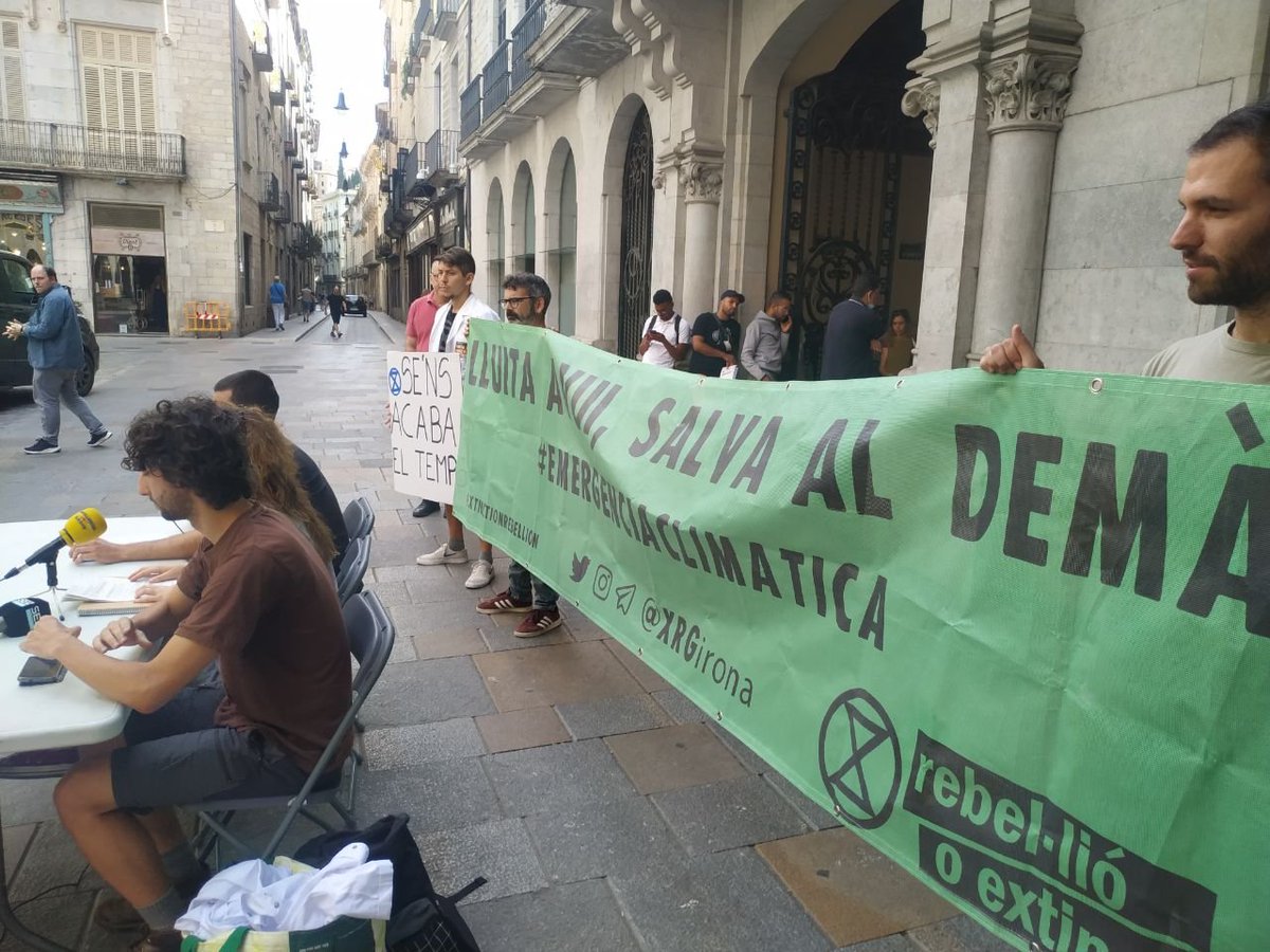 XRGirona's tweet photo. Hem DENUNCIAT i EXIGIT DEPURAR RESPONSABILITATS a @girona_cat i @MartaMadrenas per un fet MOLT GREU I NEGLIGENT:
Mentir deliberadament a la ciutadania, amb dades fraudulentes, per justificar la [no] acció climàtica de l'ajuntament. 

Aquí el comunicat👇
https://t.co/pguEYUGTAN https://t.co/0y1CIEPuFQ