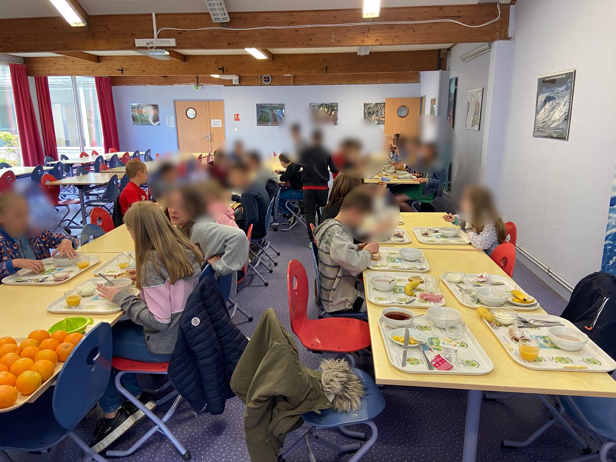 CollegeGavray's tweet photo. Petit-déjeuner au restaurant scolaire ce matin pour les 6èmes puis séance de sensibilisation à l’équilibre alimentaire avec Mme Poignet, diététicienne, Mme Victoire, professeure de SVT et Mme Durand, infirmière. https://t.co/4zjNwqDZNA