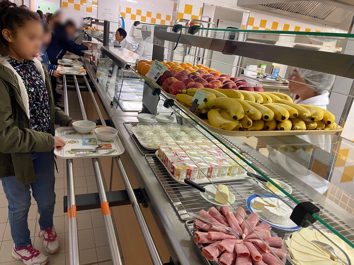 CollegeGavray's tweet photo. Petit-déjeuner au restaurant scolaire ce matin pour les 6èmes puis séance de sensibilisation à l’équilibre alimentaire avec Mme Poignet, diététicienne, Mme Victoire, professeure de SVT et Mme Durand, infirmière. https://t.co/4zjNwqDZNA