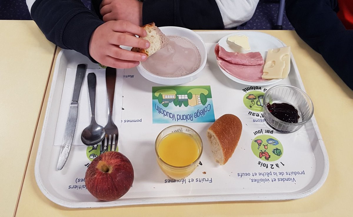 CollegeGavray's tweet photo. Petit-déjeuner au restaurant scolaire ce matin pour les 6èmes puis séance de sensibilisation à l’équilibre alimentaire avec Mme Poignet, diététicienne, Mme Victoire, professeure de SVT et Mme Durand, infirmière. https://t.co/4zjNwqDZNA