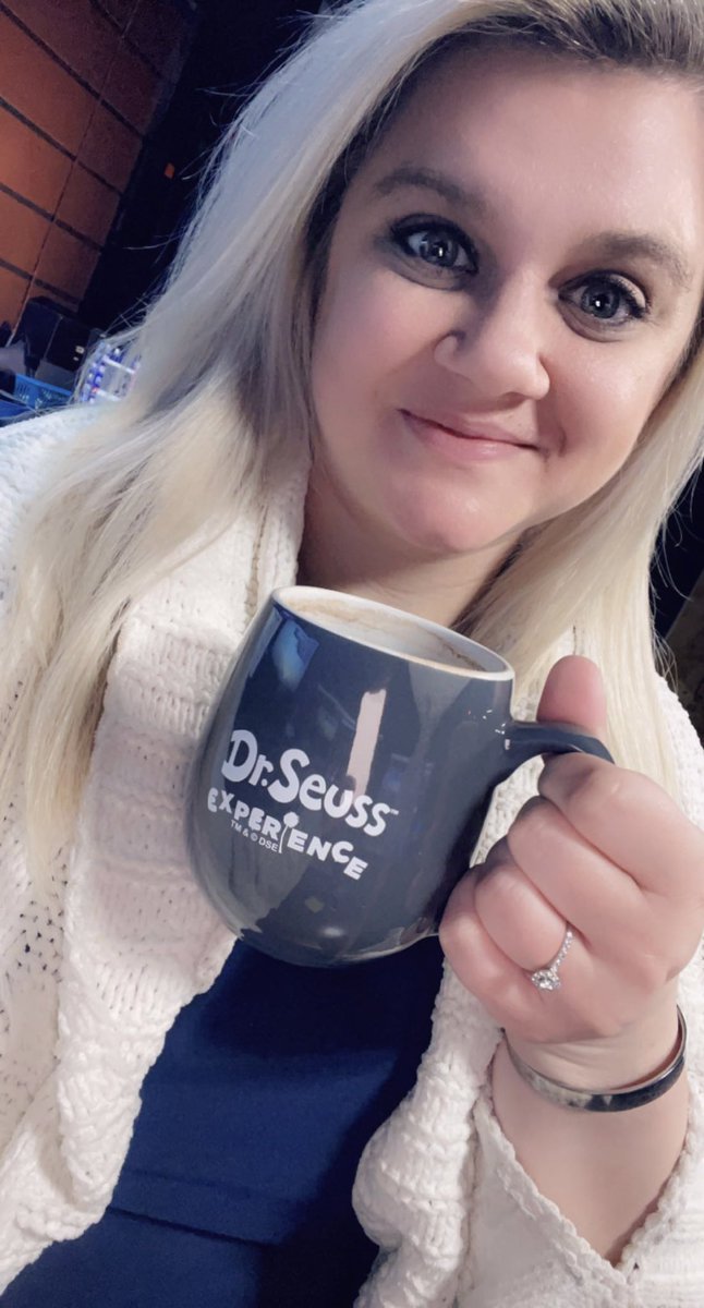 CaitlynLorrWX's tweet photo. Studio must haves:
A mug ✔️ 
A blanket ✔️ 

That is all, have a wonderful day 😂 #StudioProbs #MorningMet #Meteorologist #ColdStudio https://t.co/mE14Zka0TG