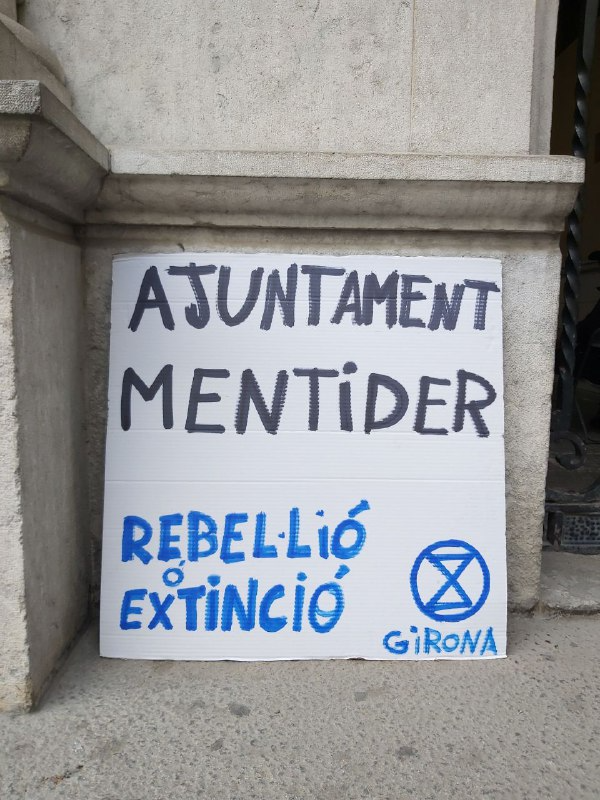 XRGirona's tweet photo. Hem DENUNCIAT i EXIGIT DEPURAR RESPONSABILITATS a @girona_cat i @MartaMadrenas per un fet MOLT GREU I NEGLIGENT:
Mentir deliberadament a la ciutadania, amb dades fraudulentes, per justificar la [no] acció climàtica de l'ajuntament. 

Aquí el comunicat👇
https://t.co/pguEYUGTAN https://t.co/0y1CIEPuFQ