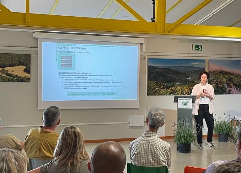 parcncollserola's tweet photo. Eugènia Vidal i Laura Cid #AMB: “El seguiment de les finques a escala de projecte es planteja a partir de sol.licituds d’usos/activitats i la resolució favorable/desfavorable i/o amb recomanacions per part de l’òrgan gestor del Parc” #RecercaCollserola22 https://t.co/yxhJY0KiqE